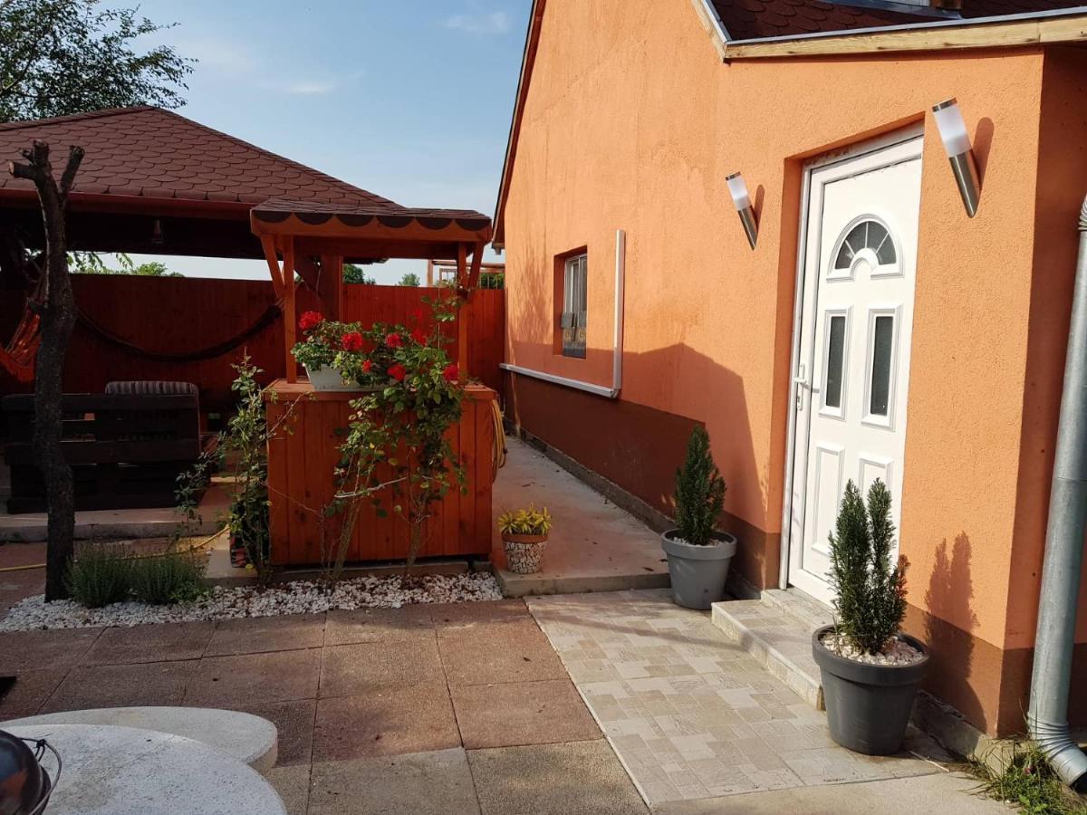 Airport16 Bed And Breakfast Вечеш Екстериор снимка
