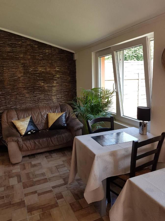 Airport16 Bed And Breakfast Вечеш Екстериор снимка