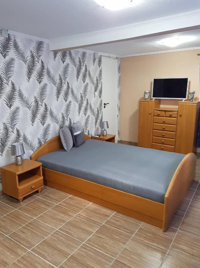 Airport16 Bed And Breakfast Вечеш Екстериор снимка