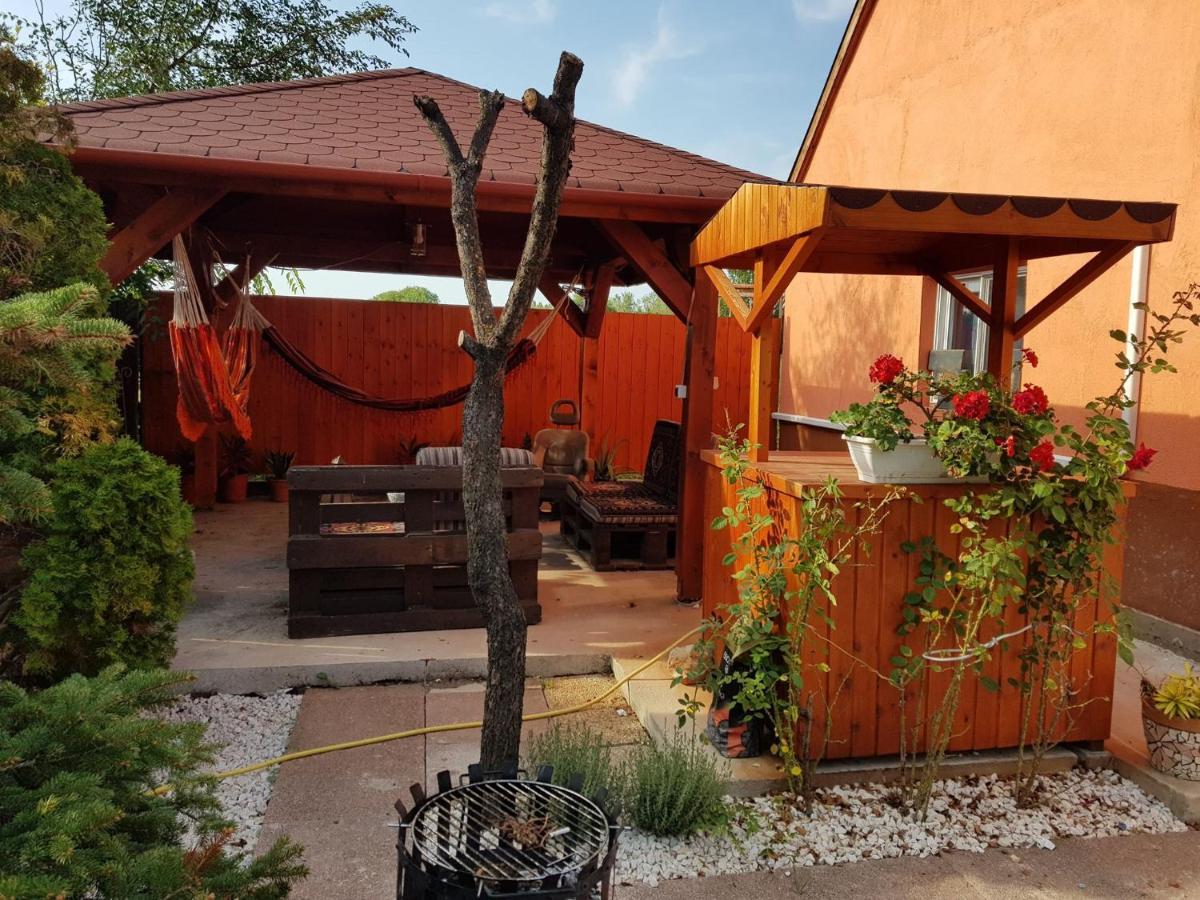 Airport16 Bed And Breakfast Вечеш Екстериор снимка
