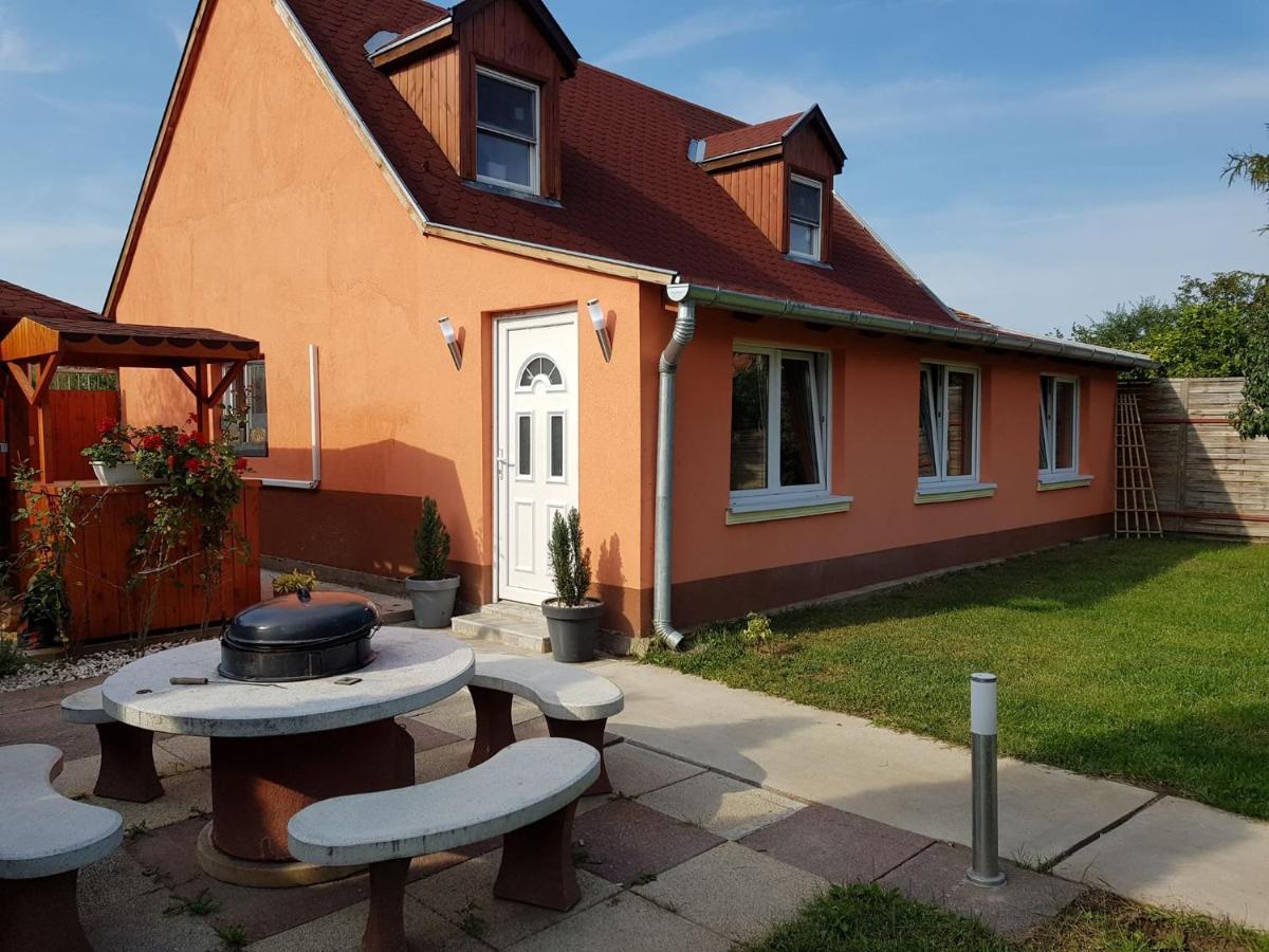Airport16 Bed And Breakfast Вечеш Екстериор снимка