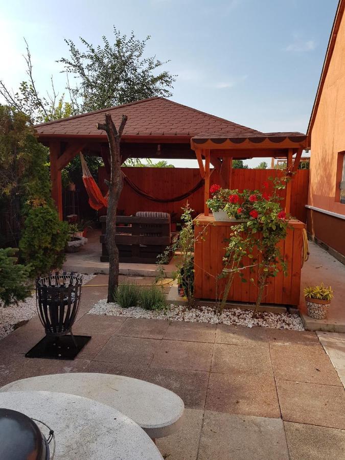 Airport16 Bed And Breakfast Вечеш Екстериор снимка